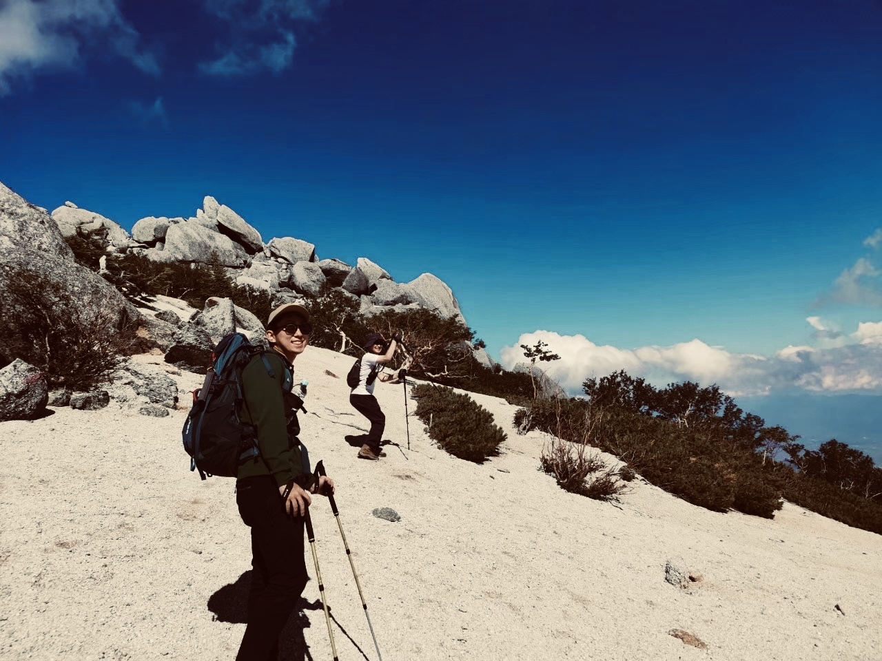 登山をする二人の男性(山頂付近)