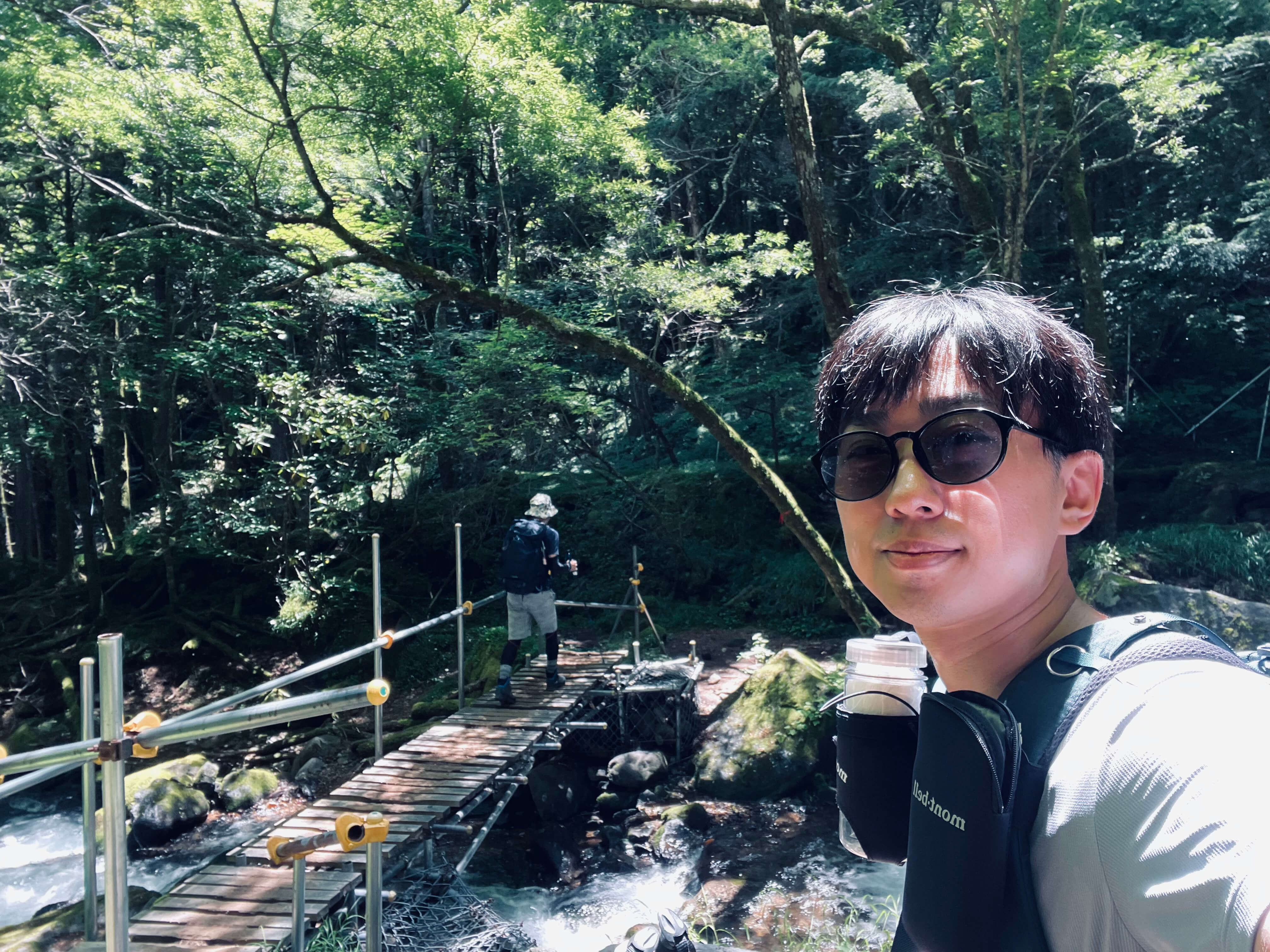 登山をする二人の男性(森林域)